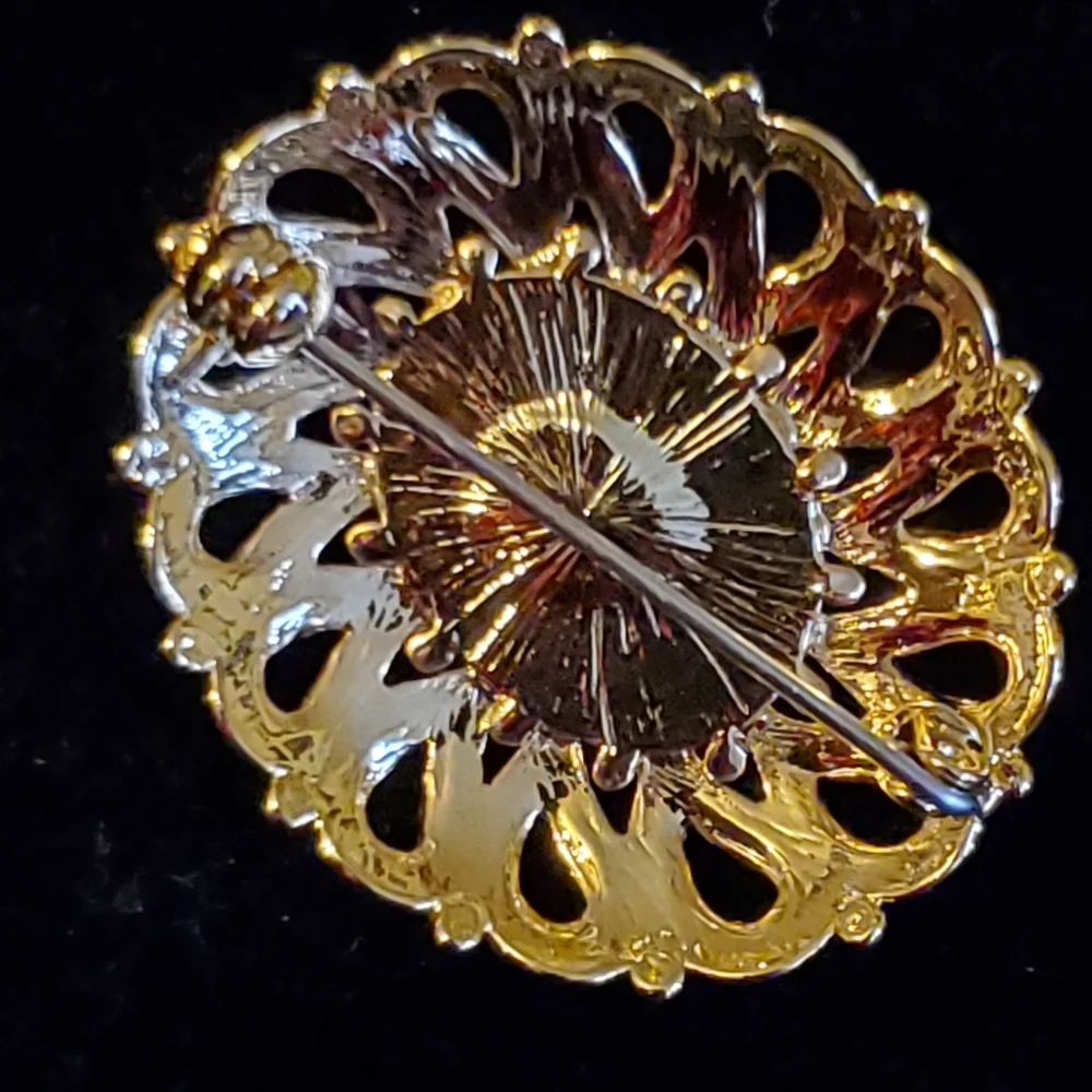 Goldtone filigree oval brooch with faux pearl